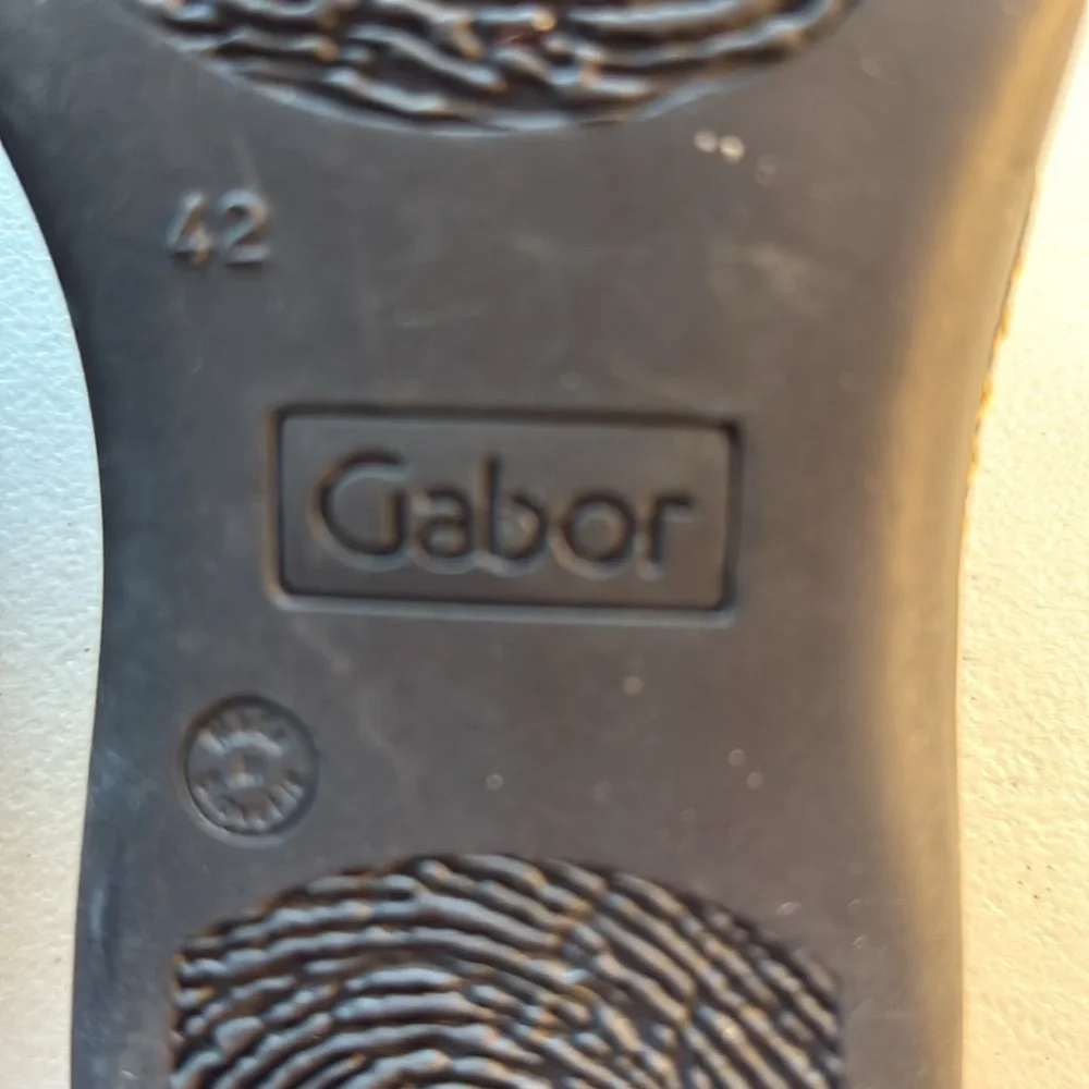 Gabor Men’s Black Leather Toe-Loop Slide with Beige Footbed sandal Size 9 - 9.5